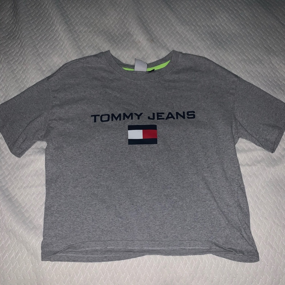 Tommy Hilfiger cropped grey shirt